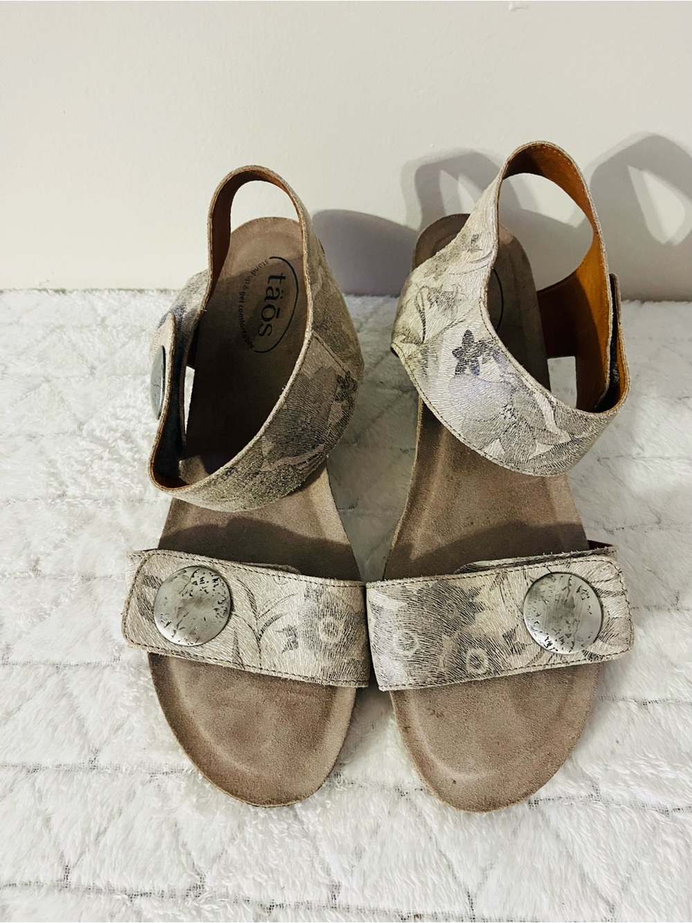 TAOS Carousel 2 Wedge Cork Sandals in Stone Floral Leather Sz 11-11.5